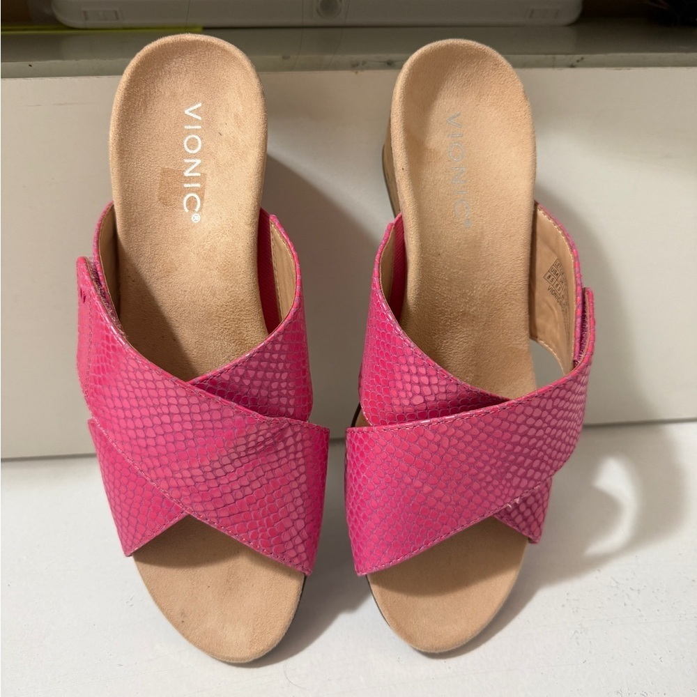 Vionic Women's Fuchsia Textured Mules in excellent conditions - Picture 7 of 16